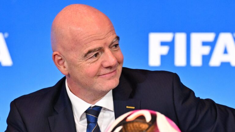 CM 2026: Ce susține Infantino că i-ar fi spus lui Trump, după ce acesta i-a cerut anularea cartonașului roșu acordat lui Balogun