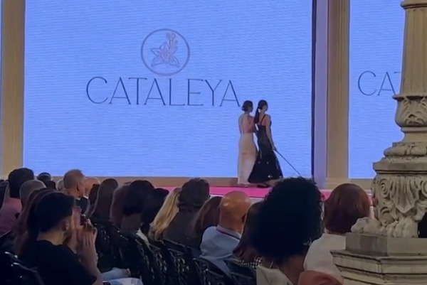 Premieră emoționantă la Transilvania Fashion Festival din Cluj-Napoca: persoane nevăzătoare au defilat singure pe podiumul din Parcul Central
