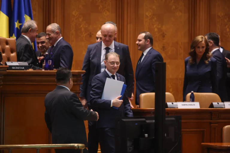 Guvernul Niculescu a trecut de Parlament și închide cea mai lungă criză guvernamentală de după 1989